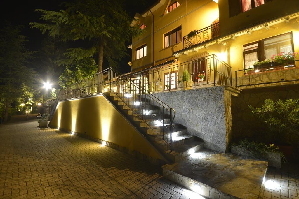 Hotel Pineta Ristorante Country House In Fabriano Campodonico  Exterior foto