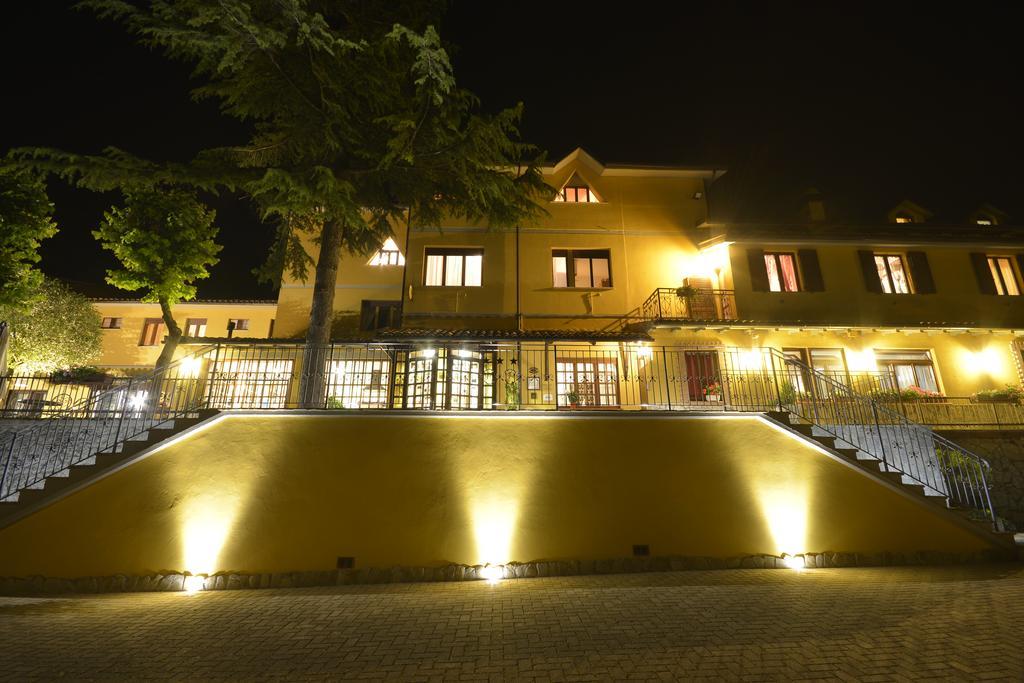 Hotel Pineta Ristorante Country House In Fabriano Campodonico  Exterior foto